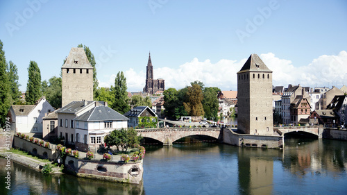 Wehrtürme auf der mittelalterlichen Brücke über die Ill mit bedeckter Brücke, ponts couvert, im Viertel von Straßburg petite France, blauer Himmel mit Wolken