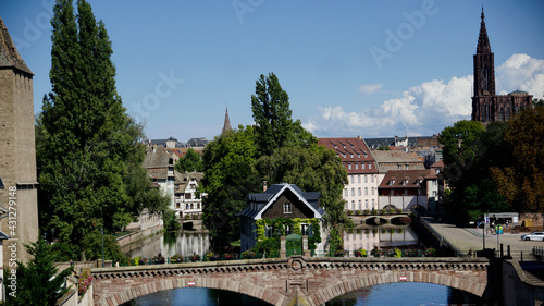 Mittelalterliches Haus mit Park zwischen Wehrtürmen auf mittelalterlicher Brücke auf Ill, ponts couvert, Straßburg petite France