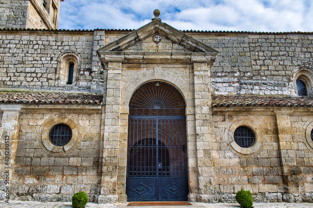 Primer plano portada y entrada a la iglesia Santiago apóstol en Villalba de los Alcores, provincia de Valladolid, de estilo románico siglo XII y siglo XIII