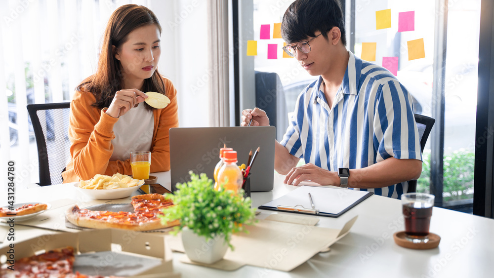 Happy business team workers talking about project and sharing meal enjoying having fun at work Having Meeting Eating Pizza and potato chips Happy business team workers talking about project and sharing meal enjoying having fun at work Having Meeting Eating Pizza and potato chips