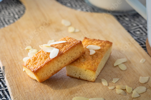 Photos Gros plan sur des gâteaux financiers bien dorés sur une planche à découper parse
