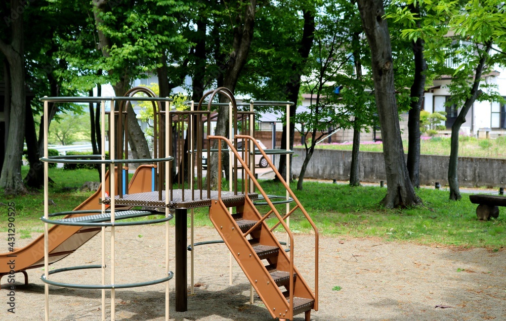 Fototapeta premium 新緑の中子供たちを待つ滑り台 遊具 風景