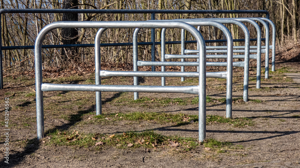 Fahrradständer in einem außergewöhnlichem Design in einer Reihe aufgestellt Fahrradständer in einem außergewöhnlichem Design in einer Reihe aufgestellt