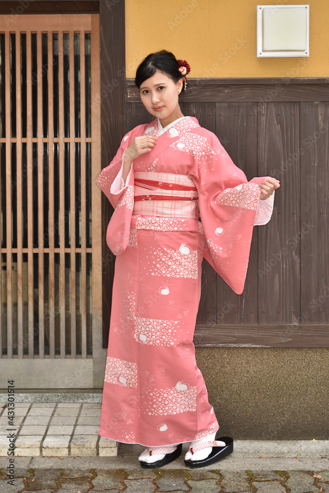 町屋の前の和服美人 町屋の前の和服美人