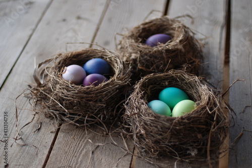 Пасхальные яйца в гнезде