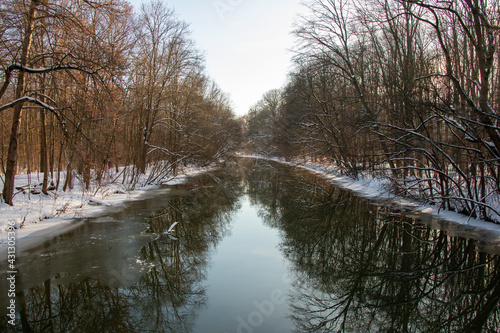 Winter view of the icy and snowy park and river landscapes in Leipzig, Saxony, Germany b © 2199_de