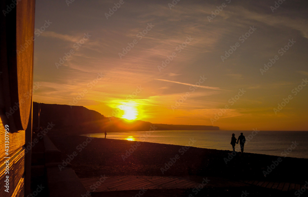Obraz premium sunset on the beach, Etretat