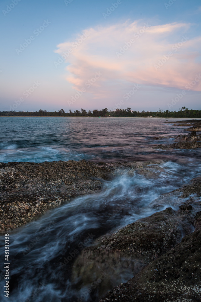 Obraz premium Waves and rocks shore long exposure