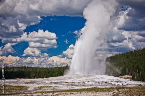 Old Faithful as the most famous geyser in Yellowstone NP, US