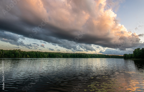 Ciemne chmury deszczowe nad jeziorem. 