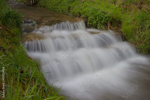 Bach mir Wasserfall in der Natur 