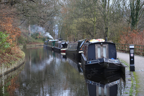 Foto Barges in winter moorings along the canal in Llangollen, Denbighshire, Wales, UK