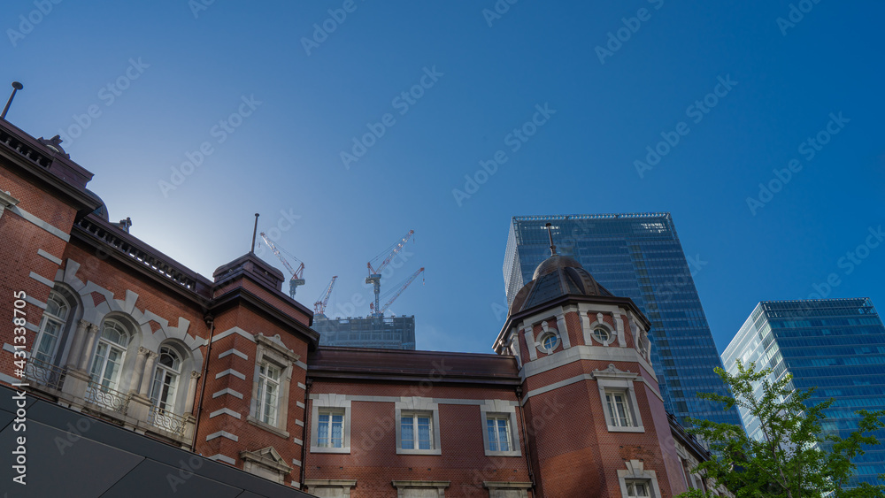 Fototapeta premium 東京駅の駅舎と空の風景。日本の東京都千代田区。