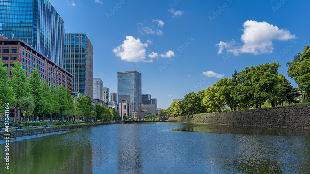 東京丸の内・皇居外苑のオフィス街とお堀