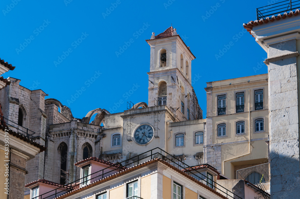 Detailansicht von Gebäuden in der Stadt Lissabon. Es ist ein wunderschöner Sommertag mit strahlend blauen Himmel