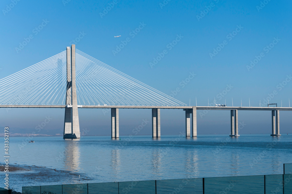Vasco da Gama Brücke in Lissabon. Blick vom Ufer aus zur blauen Stunde