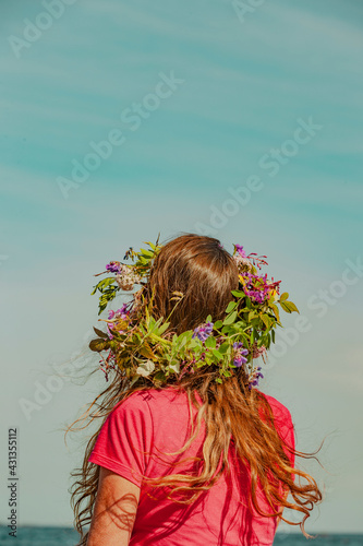 Brünette Frau mit Blumenkranz in Schweden