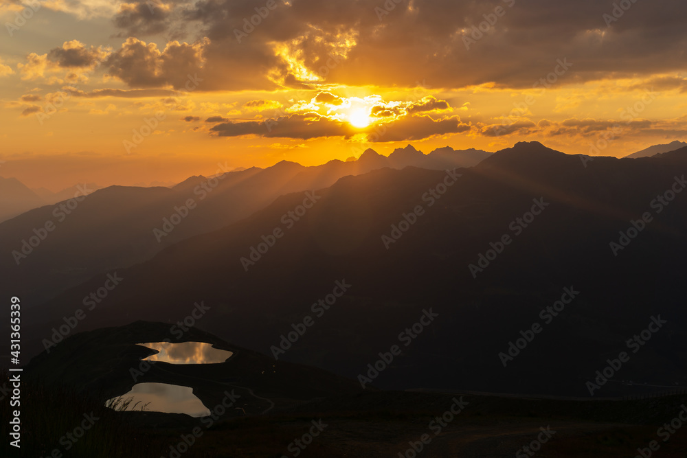 Sonnenaufgang in den schönen Tiroler Alpen. im Vordergrund zwei schöne Bergseen. Sonnenaufgang in den schönen Tiroler Alpen. im Vordergrund zwei schöne Bergseen.