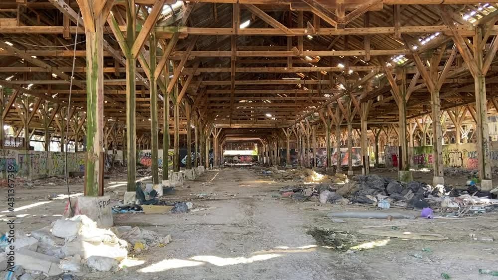 Usine désaffectée en ruine, quartier de la Bastide à Bordeaux, Gironde