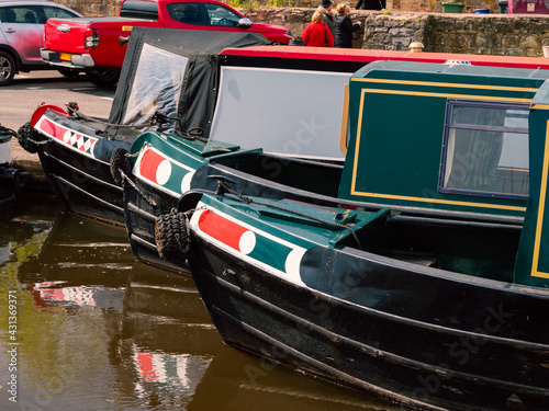 Obraz na plátně bargees moored at Llangollen marina
