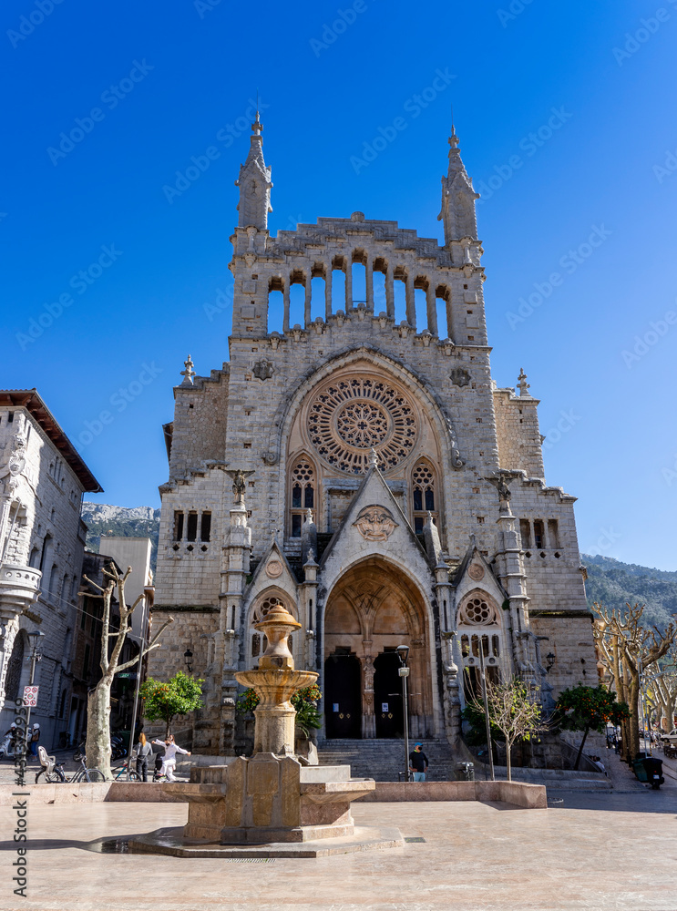 Mallorca, Soller Zentrum des Lebens - Hauptplatz Placa de la Constitucion mit Kirche Esglesia Sant Bartomeu und Brunnen am Nachmittag