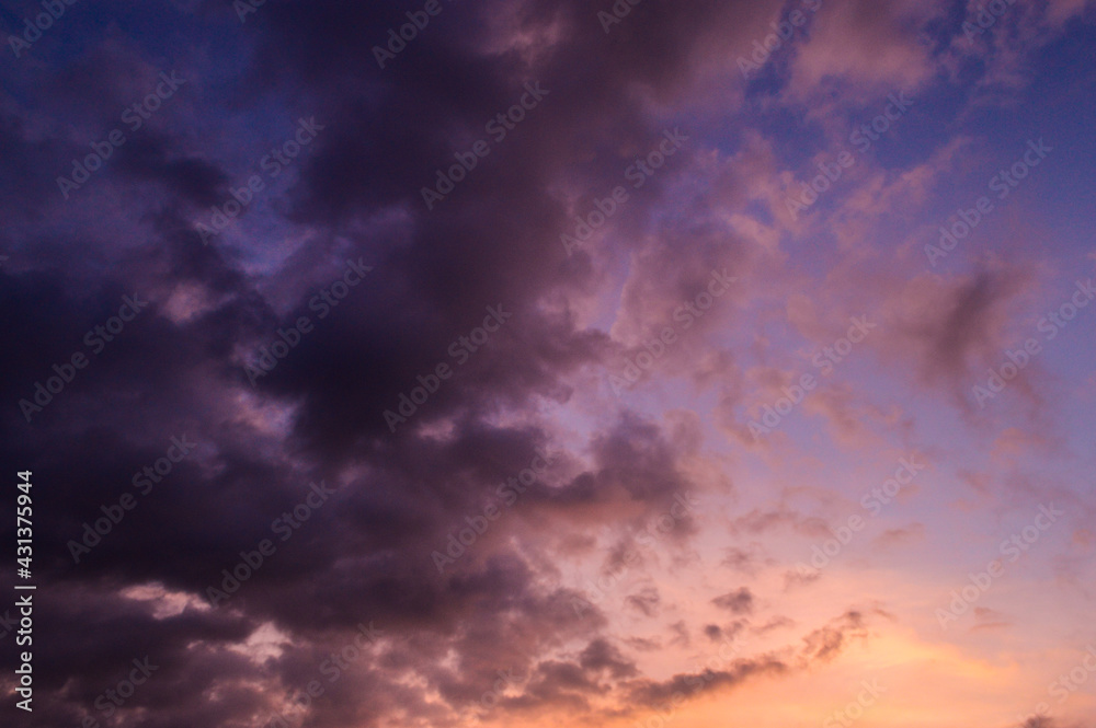 Obraz premium NUBES MORADAS