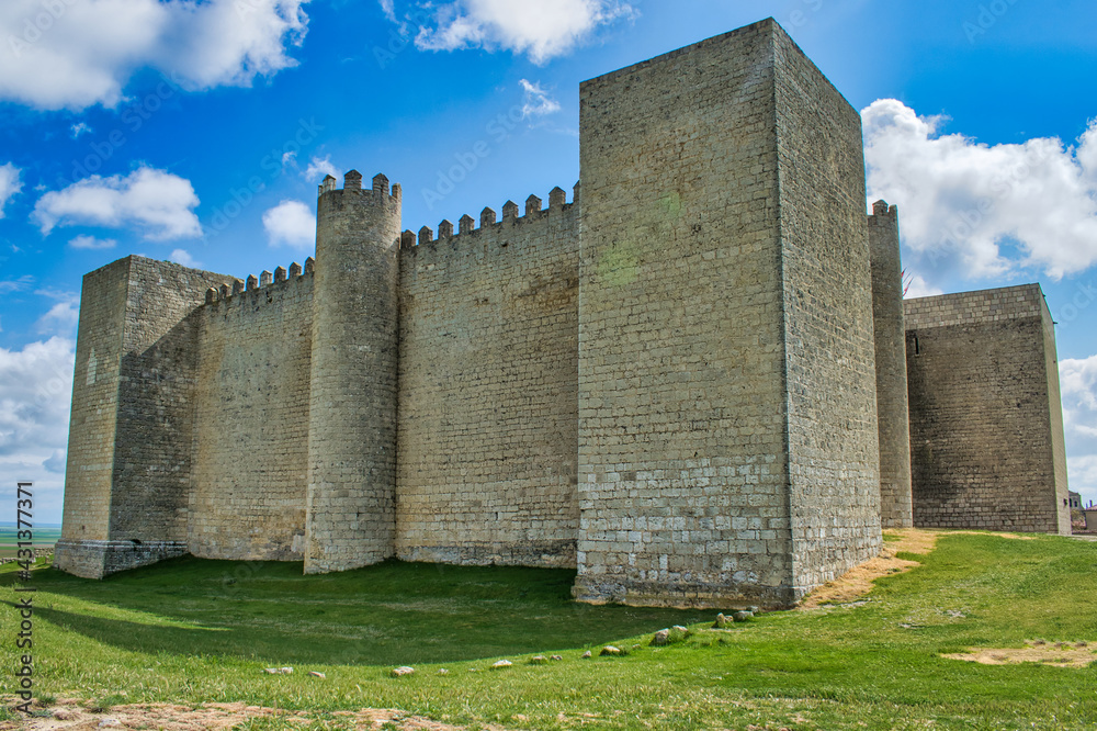 Murallas bien conservadas del castillo medieval siglo XIII en Montealegre del Campo, provincia de Valladolid, España