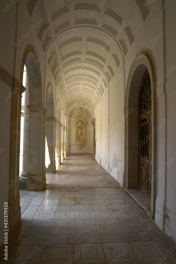 Strolling under the arcades of the abbey