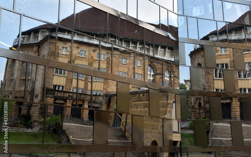 Freiburger Theater spiegelt sich in einer Glasfassade