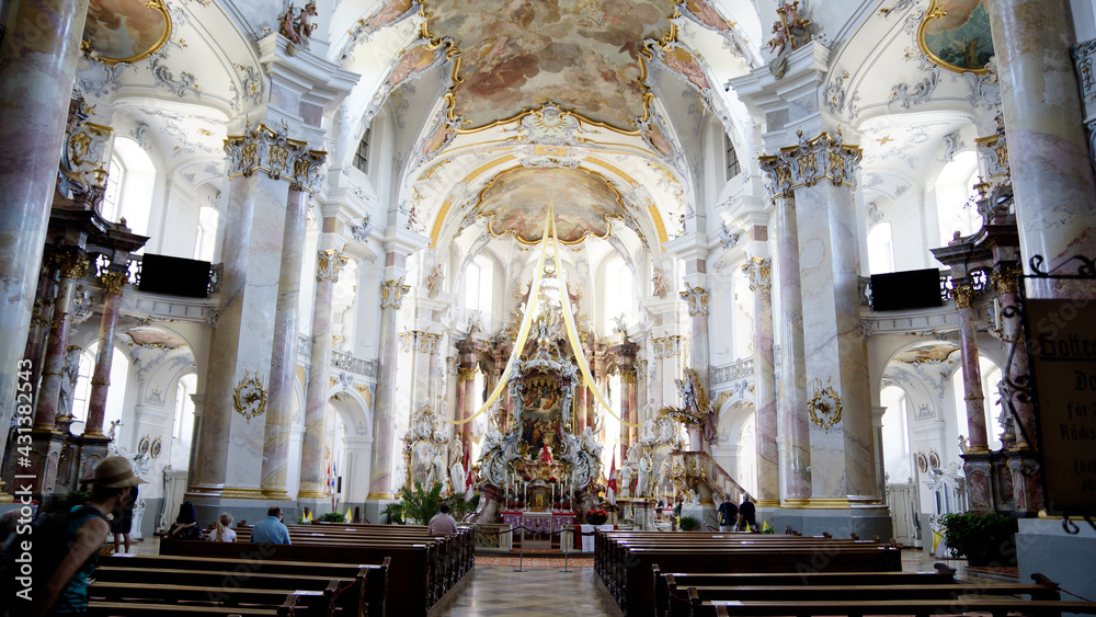 Innenansicht mit Altar im Kloster Banz nördlich von Bamberg bei Stadt Bad Staffelstein