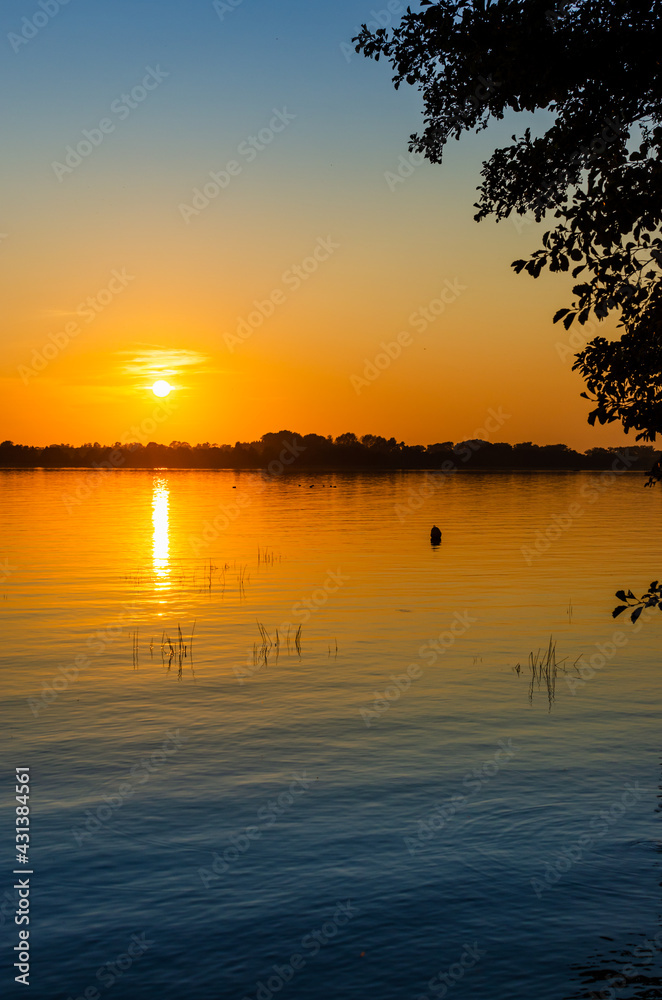Obraz premium Sunset over the lake