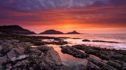 Leinwandbilder Purpur Sunrise on the Mumbles Light House from Bracelet Bay, Gower Peninsula, Wales, UK  © Julian Gazzard