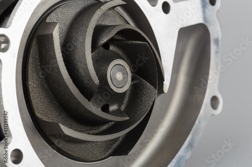 Foto Water pump for truck on gray background