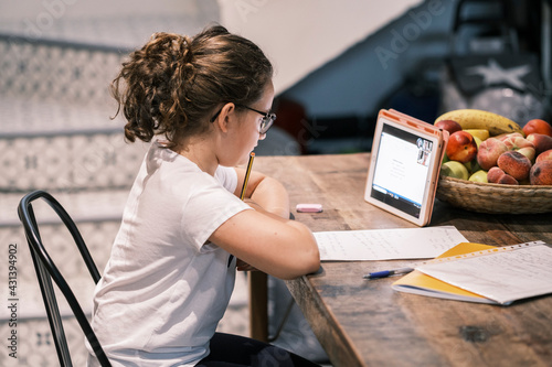 Quadro em tela girl classes from home with tablet confinement