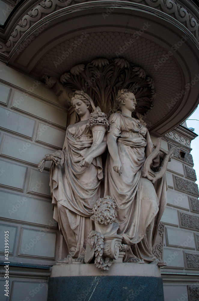 
statue of three women, photo in the afternoon