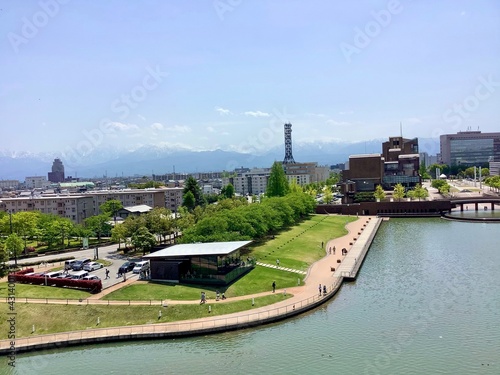 Fugan Unga Kansui Park is a water park built around the Fugan Canal, which you can see the Tateyama Mountain Range beautifully.