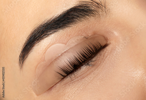 Photo Young woman undergoing eyelash lamination, closeup