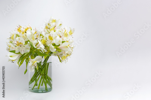 Florero con flores amarillas.