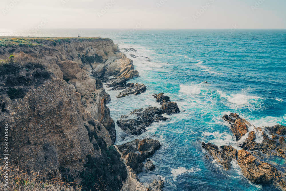 Obraz premium Dramatic ocean bluffs and summits with sweeping views, Montana de Oro State Park, Los Osos, California Coastline
