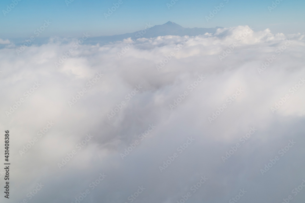 Obraz premium Volcano El Pico de Teide on Tenerife island taken from the airplane.