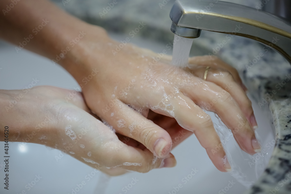 Fototapeta premium Higienização das mãos lavando num lavabo de um hospital para prevenção do covid-19.