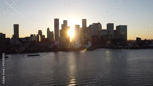 Wallpaper Mural Aerial flight towards skyline with many skyscrapers at river shore of Thames during golden sunset. Airplane flying at blue sky. Sun flare shining between buildings. Torontodigital.ca