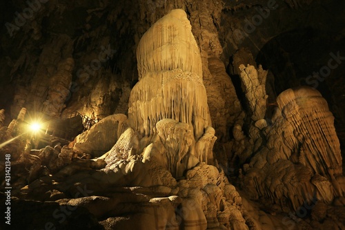 Schilderij op canvas beautiful stalagmite and stalactite in the cave