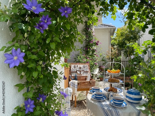 Fotografie Tea time in the clematis garden