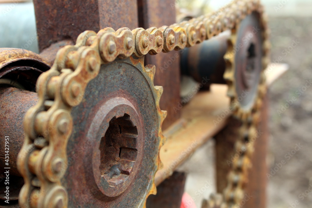 Rusty gear with chain for the movement of the mechanism Rusty gear with chain for the movement of the mechanism