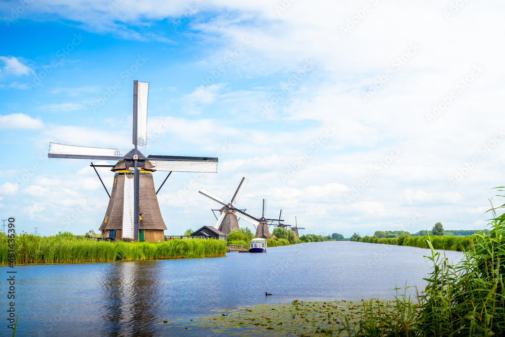 Berühmte alte Unesco Weltkulturerbe Windmühle Panorama Landschaft in Dorf Kinderdijk Niederlande Holland. Natur Windkraft Architektur Fluss Mühle.
Colorful spring landscape in Netherlands, Europe. 