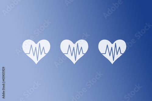 Hintergrund mit Symbolen eines EKG und einem Herz auf blauen Hintergrund