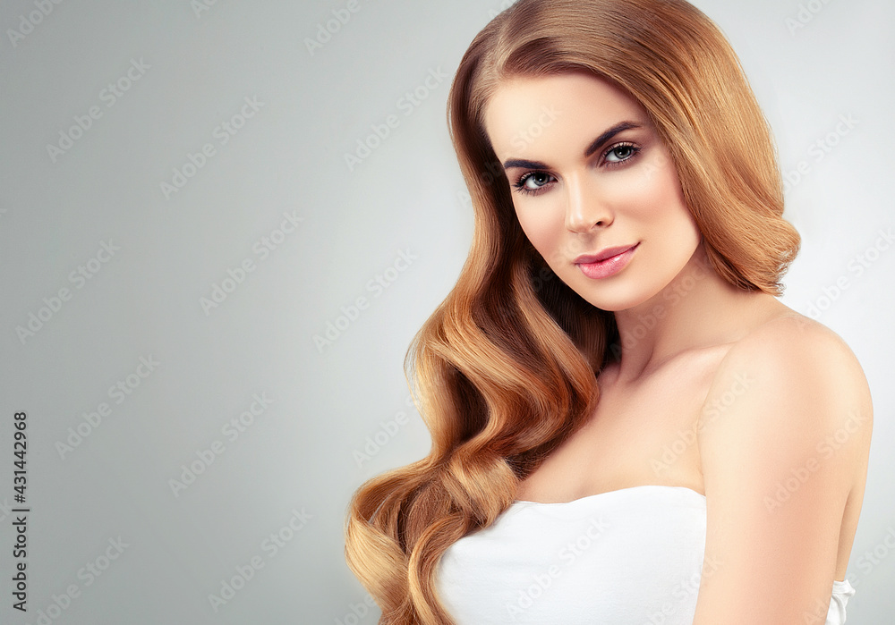 Naklejka premium Beautiful woman with long blonde hairstyle healthy beauty skin natural make up