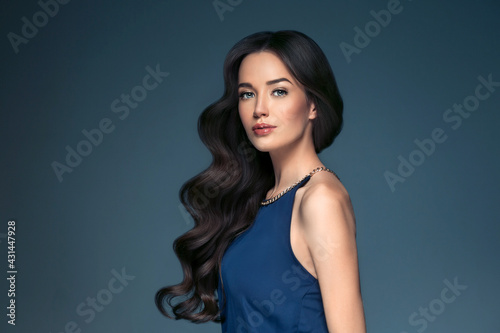 Canvas Print Beautiful woman in evening dress with long brunette hairstyle