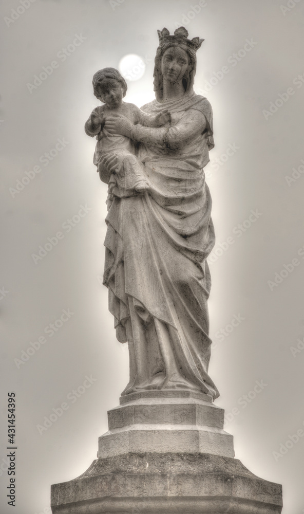 Statue de Vierge à l'Enfant au Plantay, Ain, France